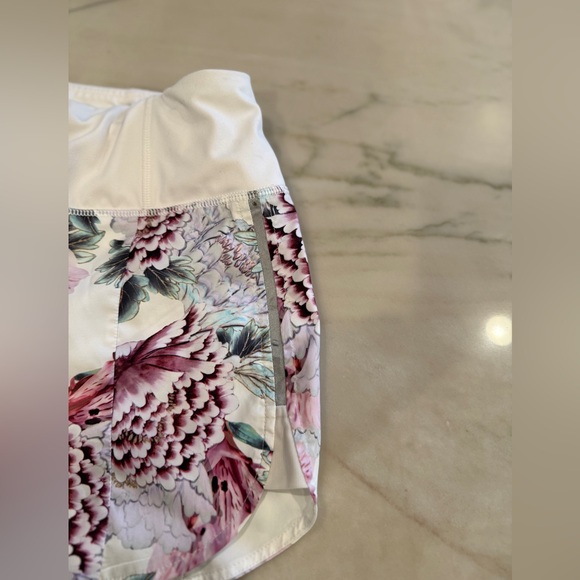 Athleta Run Free Peony Floral Pink Garden Shorts Sz M - Picture 8 of 10